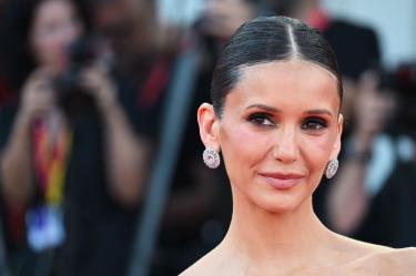 Nina Dobrev vivió un inesperado momento durante su paso por la alfombra roja de Venecia.