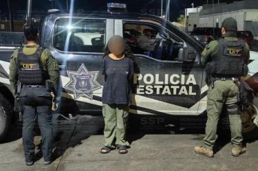 La empleada de la tienda de inmediato pidió ayuda a través del 911 y llegaron elementos de la Policía Estatal quienes se dieron a la tarea de buscar a la mujer