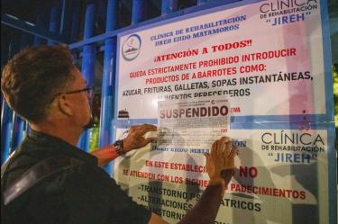 Durante el operativo fue detenida una persona que fungía como escolta por portar un arma de fuego sin acreditar el permiso correspondiente