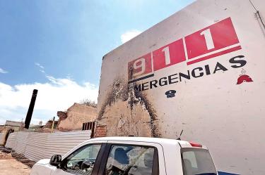 Letrero con el número 911 de emergencias en una calle de Zacatecas.