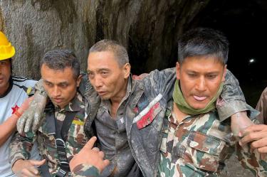 Ciudadano chino rescatado del deslave en Nepal por miembros del ejército.
