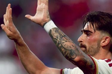 Armando "La Hormiga" González entró de cambio por la lesión de la figura del Olympiacos, Ayoub El Kaabi, en el primer tiempo
