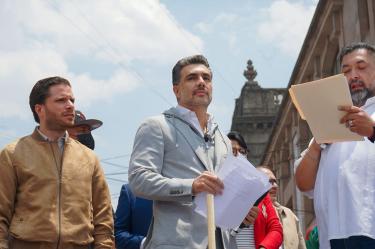Jesús Sesma Suárez, diputado con licencia, explicó que la propuesta busca "evitar que quienes pierden su vivienda o patrimonio tengan que esperar meses o incluso años para recuperar sus propiedades".
