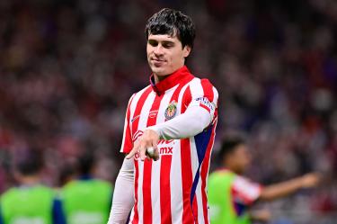 Diego Campillo celebrando una anotación con Chivas