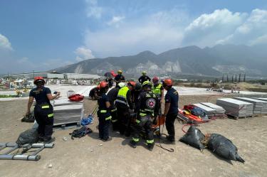 Elementos de Protección Civil Santa Catarina rescataron al lesionado con equipo de cuerdas