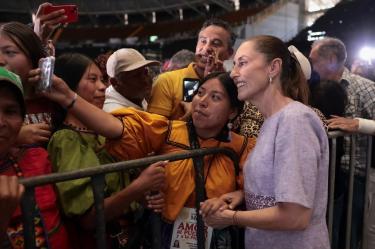 La presidenta Claudia Sheinbaum Pardo afirmó que la conducción del país recae directamente en la ciudadanía y reafirmó la postura de independencia de la nación frente a presiones externas.