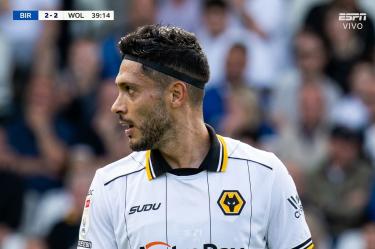Raúl Jiménez se quedó muy cerca de marcar un soberbio gol de tiro libre al final de la primera mitad.