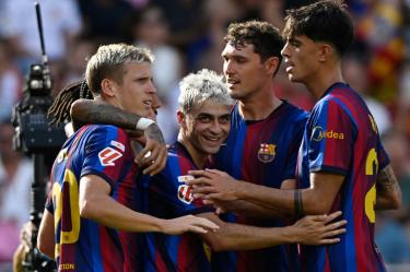 Barcelona goleó al Valencia para mantener el paso perfecto en cuatro fechas.