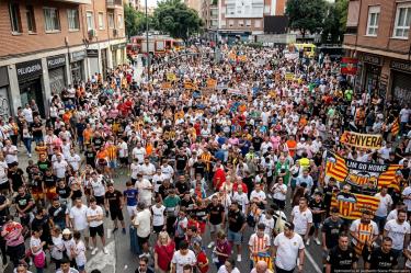 Cientos de aficionados se quedaron a protestar luego de la goleada que recibieron del FC Barcelona.