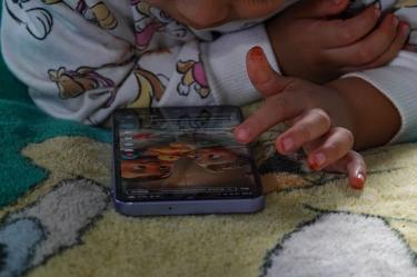 La institución apuntó que el problema no se limita al tiempo que niñas, niños y adolescentes pasan frente a una pantalla, sino también al ejemplo que reciben de los adultos.