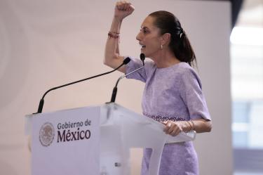 La mandataria destacó los apoyos sociales que reciben más de 800 mil personas en Nuevo León.