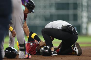 Los médicos de los Diamondbacks de Arizona ingresaron al campo para atender a Geraldo Perdomo después del batazo que recibió en la cabeza.