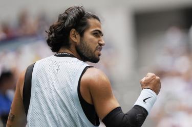 Carlos Alcaraz enfrentará en los Cuartos de Final al ganador entre Stefanos Tsitsipas y Ben Shelton.