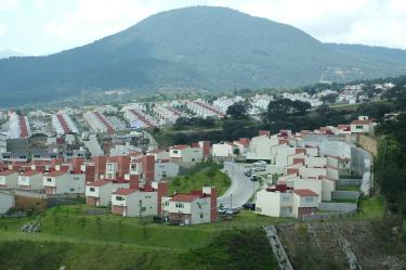 Vecinos de Atizapán exigen regular cobro de multas abusivas en condominios