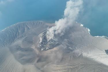Una vista del volcán Anak Krakatau en Indonesia