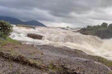 Una falla mecánica en una lancha estuvo a punto de provocar una tragedia al arrastrar a tres personas, en la presa Caborca, en Durango.
