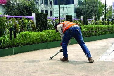 El sábado 29 de agosto, trabajadores colocaron sellador de poliuretano en el piso del andador peatonal.