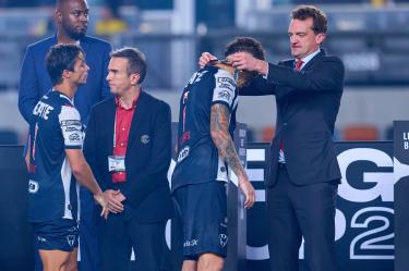 Lucas Ocampos recibe la medalla tras obtener el segundo lugar en la Leagues Cup 2026.