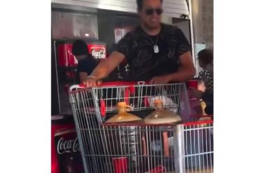 Empleados de la tienda de autoservicio donde se presentaron los hechos se acercaron para pedirle que detuviera la acción.
