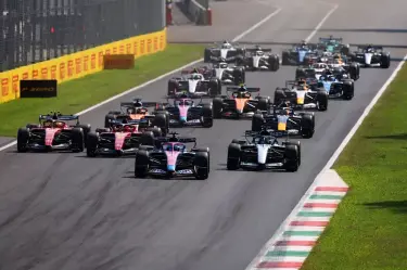 Autos de Fórmula 1 durante una carrera.