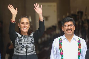 Claudia Sheinbaum saluda sonriente junto al ministro Hugo Aguilar en la Suprema Corte de Justicia de la Nación.