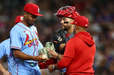 Hancel Rincon recibió la reprimenda de un umpire por usar la gorra de lado.