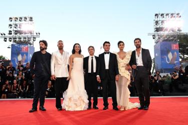 El cast de Hombre al Agua en la alfombra roja