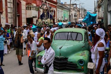 Creyentes de la Virgen de Regla (Yemaya, en la religión yoruba) participan en una procesión en La Habana, Cuba.
