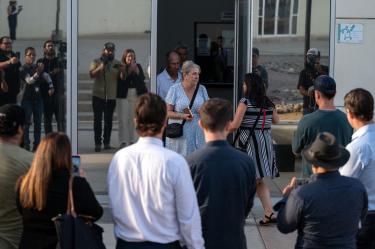 Padres de Jake y Callum Robinson salen de la corte en Ensenada tras la primera audiencia del juicio por el asesinato de los surfistas.