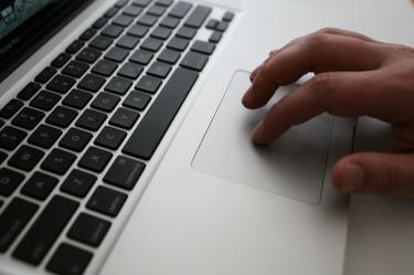 Aunque casi la mitad de los estudiantes de bachillerato y secundaria ya integra la tecnología en su rutina de estudio, sólo 24.2% logra mantenerse concentrado en clase y apenas 27.2% de los estudiantes tiene prohibido el uso de celulares.