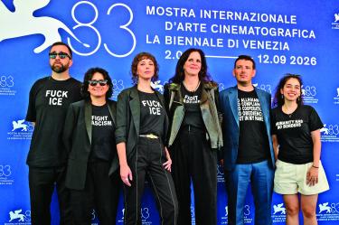 Laura Poitras (cuarta de izquierda a derecha) presentó en el Festival de Venecia They’re Here, un documental sobre la resistencia comunitaria ante las redadas masivas del ICE.