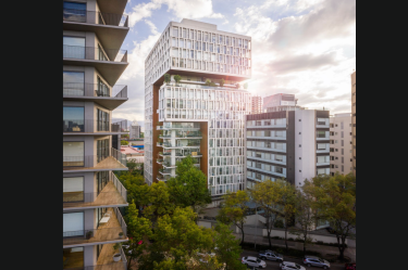 ICON Hamburgo muestra una fachada residencial contemporánea en Ciudad de México, rodeada de edificios, árboles y vialidades urbanas.