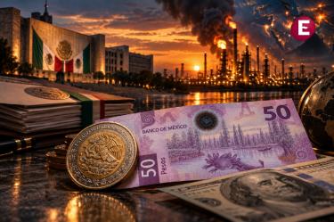 Billete mexicano de 50 pesos y moneda de un peso frente a un dólar, con instalaciones petroleras y el Congreso de México al fondo.