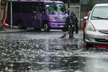 Para hacer frente a las contingencias urbanas generadas por las lluvias, la SEGIAGUA movilizó un operativo integrado por 115 elementos operativos.