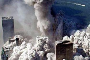 Ataque a las Torres Gemelas en Nueva York el 11 de septiembre de 2001, mientras una enorme nube de polvo cubre la zona del World Trade Center.