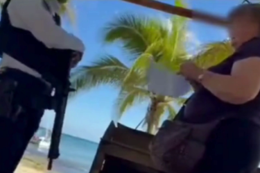 Imagen de una extranjera reclama ser dueña de playa en Xcalacoco