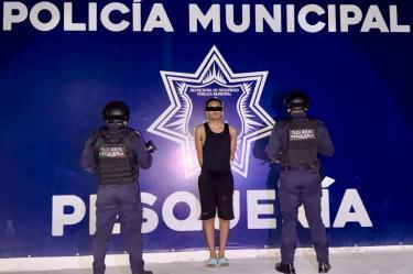 De acuerdo con la información preliminar proporcionada a las autoridades, el joven es acusado de asesinar a su pareja sentimental con un arma blanca.