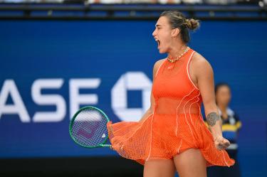 La bielorrusa Aryna Sabalenka celebra efusivamente después de consumar la victoria ante la checa Linda Noskova.