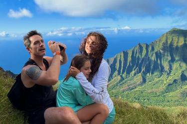 Mauricio Ochmann, Aislinn Derbez y su hija en Hawai