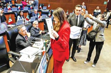 Paloma Sánchez, senadora priista le muestra expedientes al legislador Enrique Insunza.