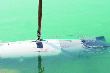 La nave tiene unos 5.8 metros de eslora y pesa cerca de tres toneladas. Puede operar bajo el agua hasta diez días.