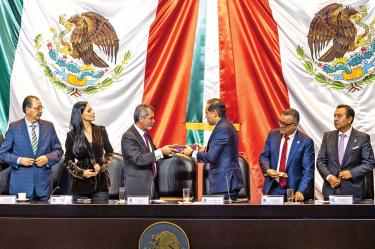 Edgar Amador Zamora, tercero de izquierda a derecha, al entregar el Paquete Económico 2027 a Raúl Bolaños.
