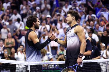 Carlos Alcaraz y Ben Shelton se dan la mano tras maratónico duelo en el US Open.
