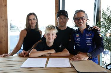 Robin Raikkonen junto a sus padres, incluyendo Kimi Raikkonen, y el jefe del equipo Red Bull, Laurent Mekies.