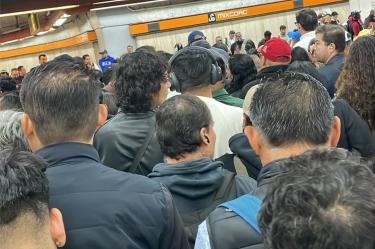 Usuarios reportaron retrasos y saturación en la Línea 7 del Metro CDMX, con acumulación de pasajeros en estaciones como Mixcoac.