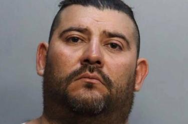 Adán Ricardo Garay Guevara permanece detenido en Miami-Dade acusado de crueldad infantil y enfrenta un proceso migratorio en Estados Unidos.