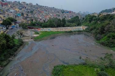 Vista aérea de la presa San Francisco, en Álvaro Obregón, con bajos niveles de agua, basura y escombros acumulados en el vaso.