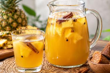 Refrescante tepache de piña casero