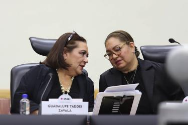 Guadalupe Taddei Zavala, consejera presidenta del INE, y Claudia Arlett Espino, secretaria Ejecutiva
