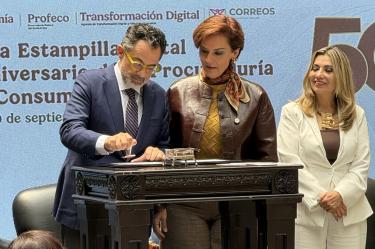 Se pusieron en circulación 300 mil timbres que honran los 50 años de la Procuraduría Federal del Consumidor.